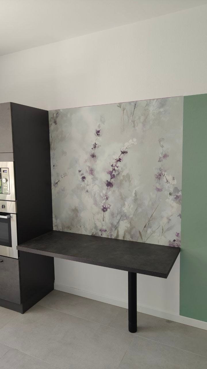 Parete cucina con pannello decorativo floreale e piano snack