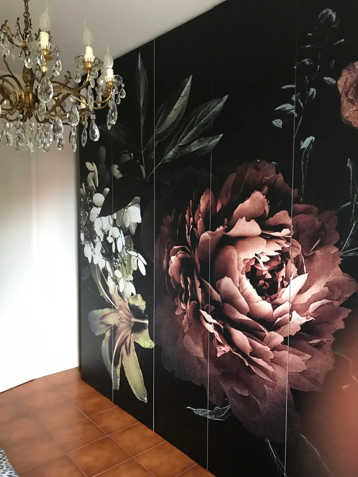 Parete interna rivestita con decorazione floreale scura su fondo nero