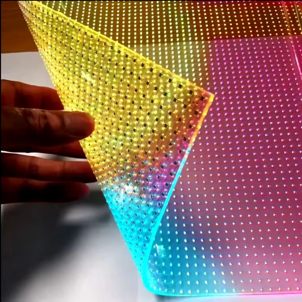 LED Film trasparente applicato su vetrina per comunicazione visiva a Brescia