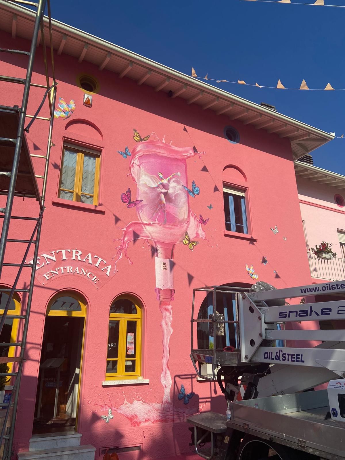 Vetrofanie e pellicole adesive decorative applicate su vetrina a Brescia