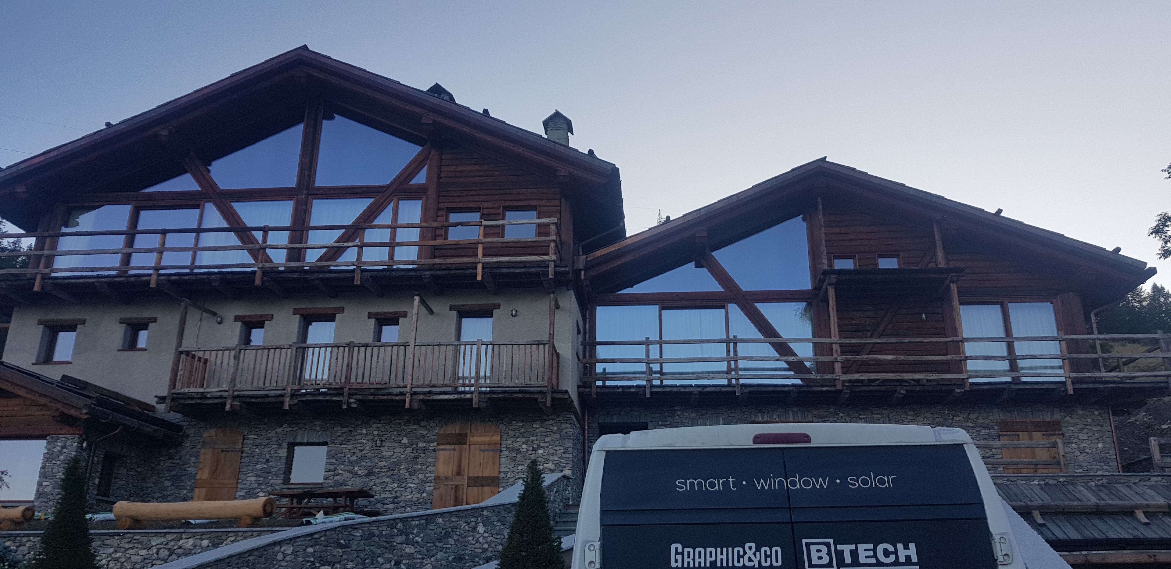 Pellicola solare anti-UV applicata su vetrata a Brescia