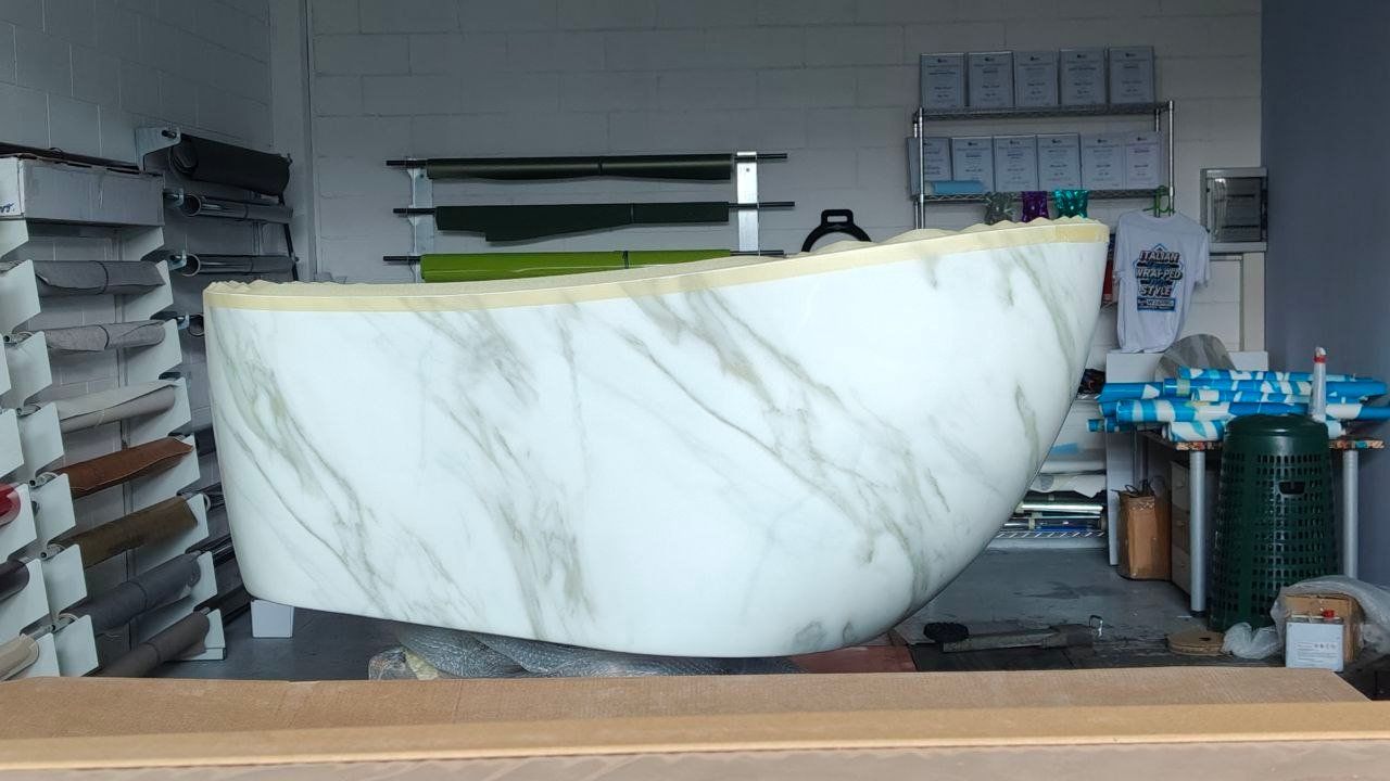 Vasca da bagno rivestita con pellicola bianca effetto marmo