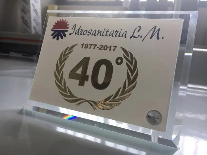 Targa in plexiglass con logo e "40°" dorato di Idrosanitaria L.M.