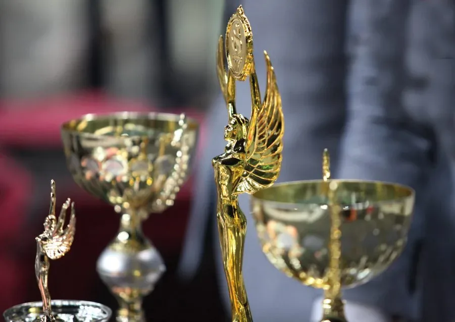 Trofei dorati con statua della vittoria alata