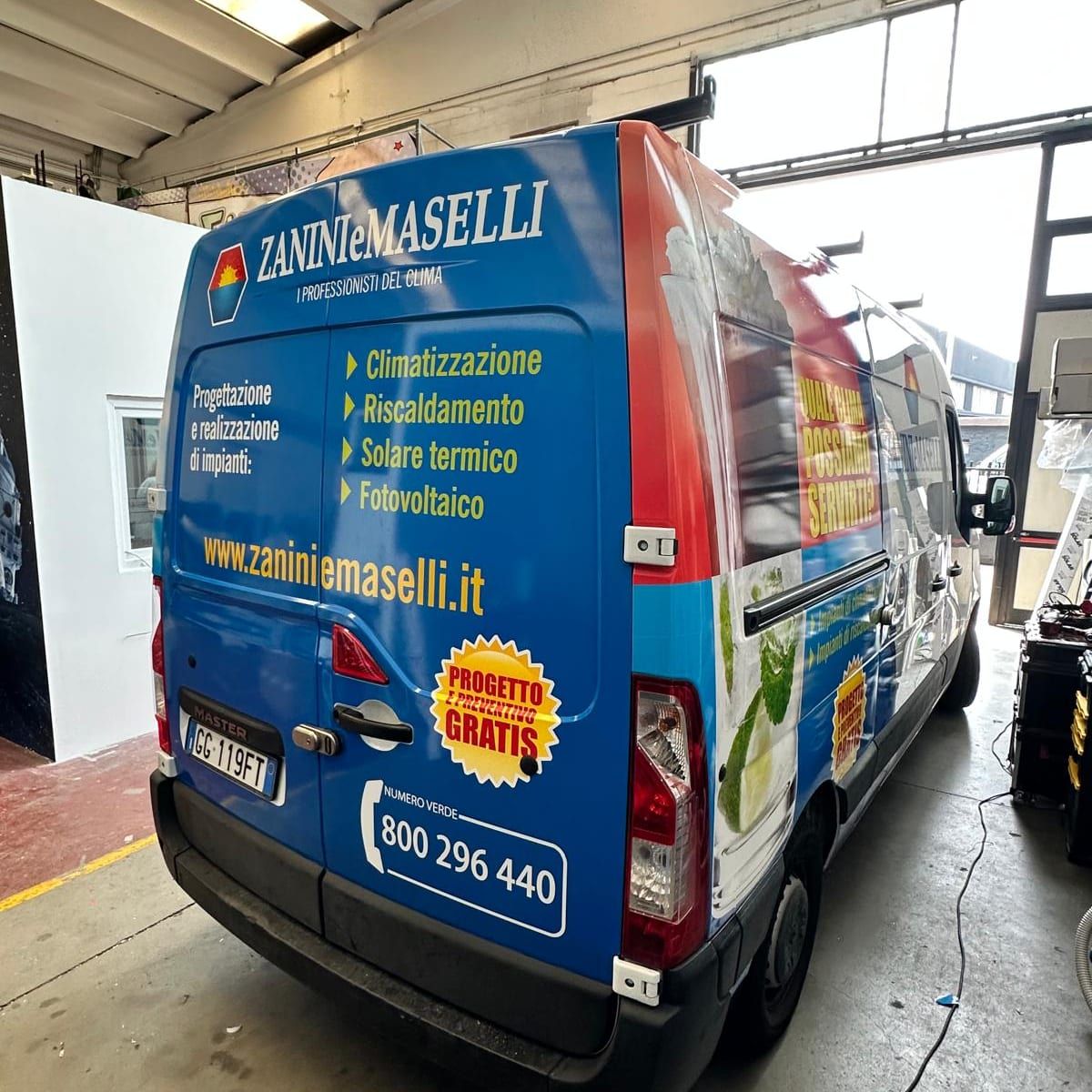 Furgone Renault Master con livrea integrale blu e arancione Zanini e Maselli, vista di tre quarti posteriore