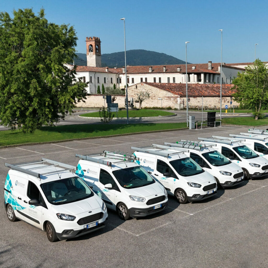 Immagine di decorazione veicoli aziendali eseguita su automezzi di un cliente